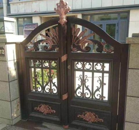 院门开向内还是外：风水与实用考量